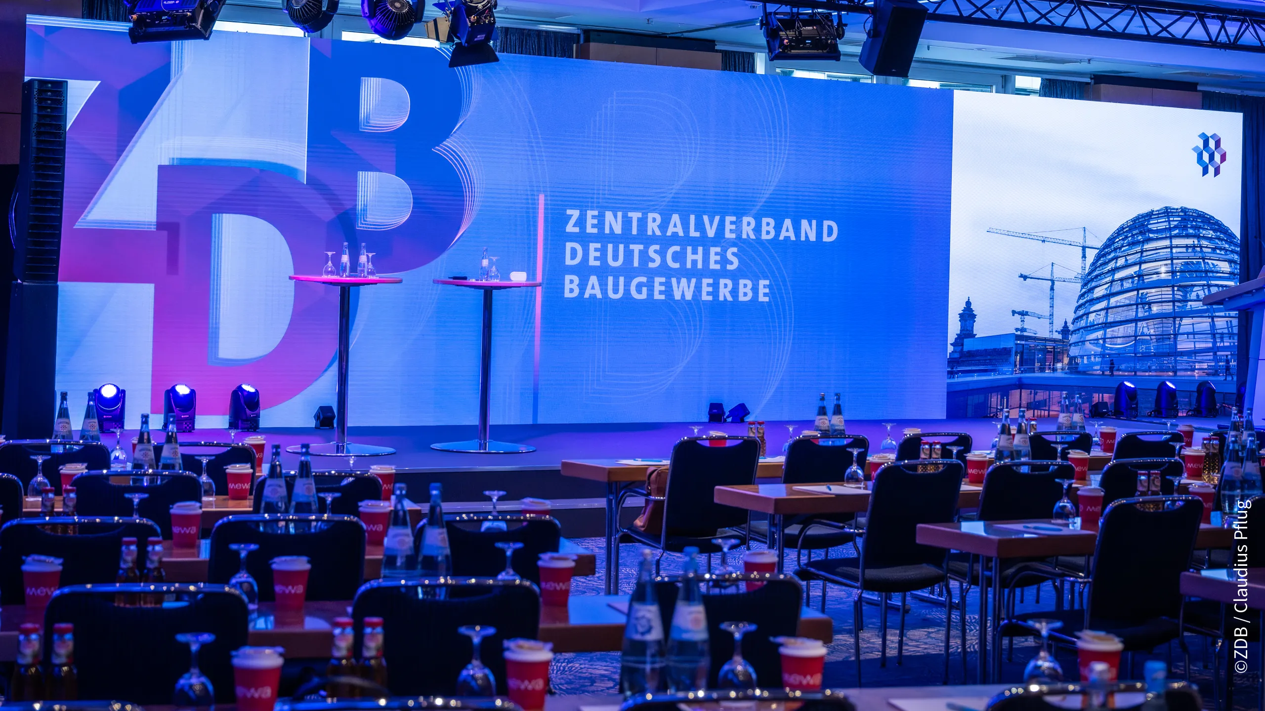 Bühne mit bespielter Bühnenrückwand zum Baugewerbetag. Groß ist das Logo ZDB und die Reichstagskuppel zu sehen. 