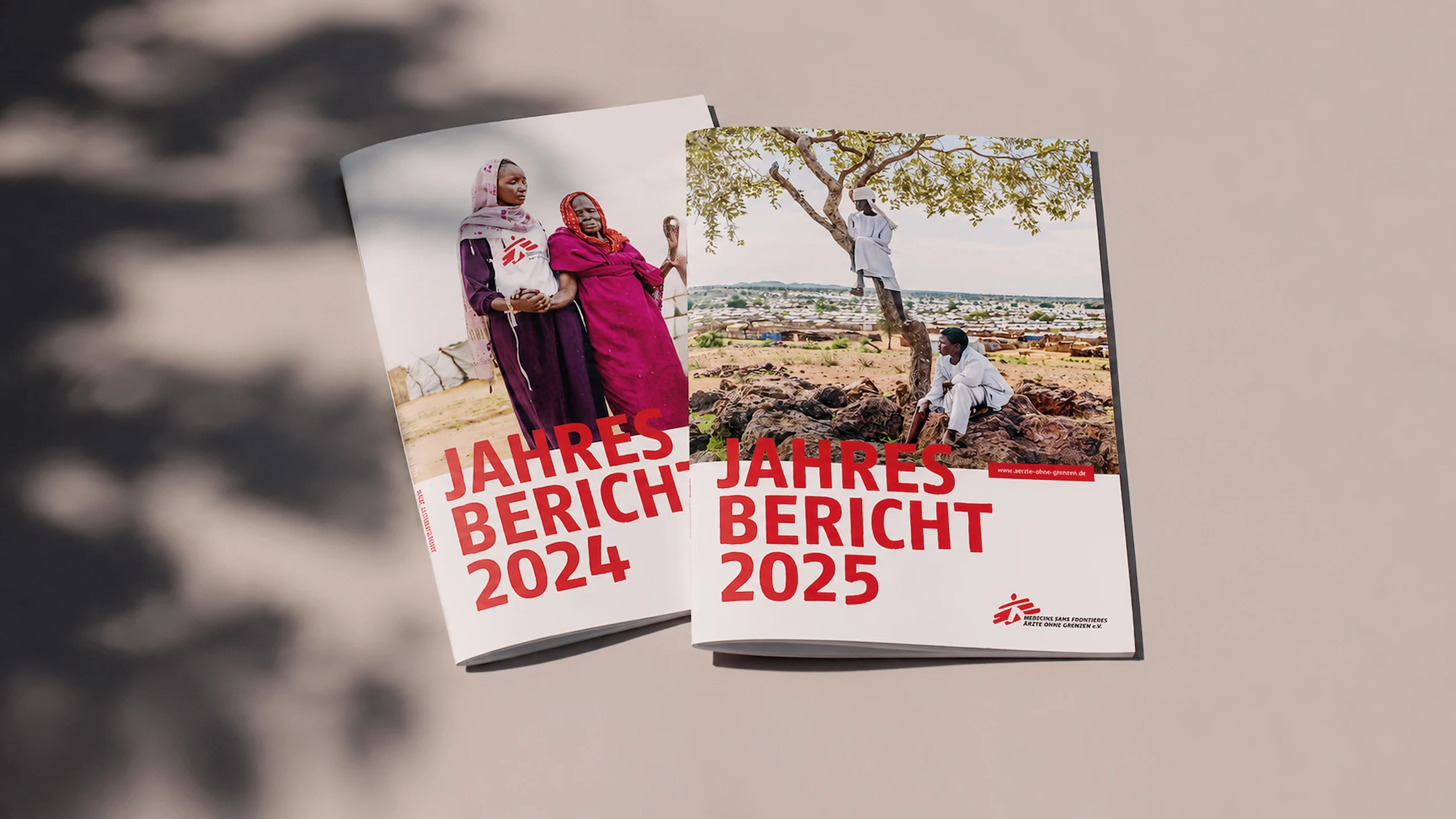 Titelseiten der Jahresberichte 2024 und 2025 von Ärzte ohne Grenzen mit Reportagefotos von Menschen in einem Geflüchtetenlager, darunter das rote MSF-Logo.