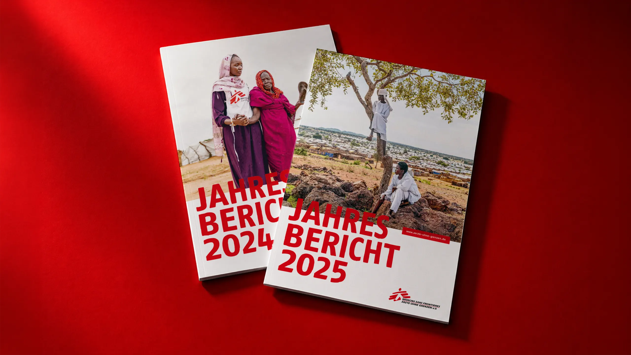 Zwei überlappende Jahresberichte von Ärzte ohne Grenzen mit den Titeln „Jahresbericht 2024" und „Jahresbericht 2025" auf rotem Hintergrund, jeweils mit Fotos von Menschen aus Einsatzregionen der Organisation.