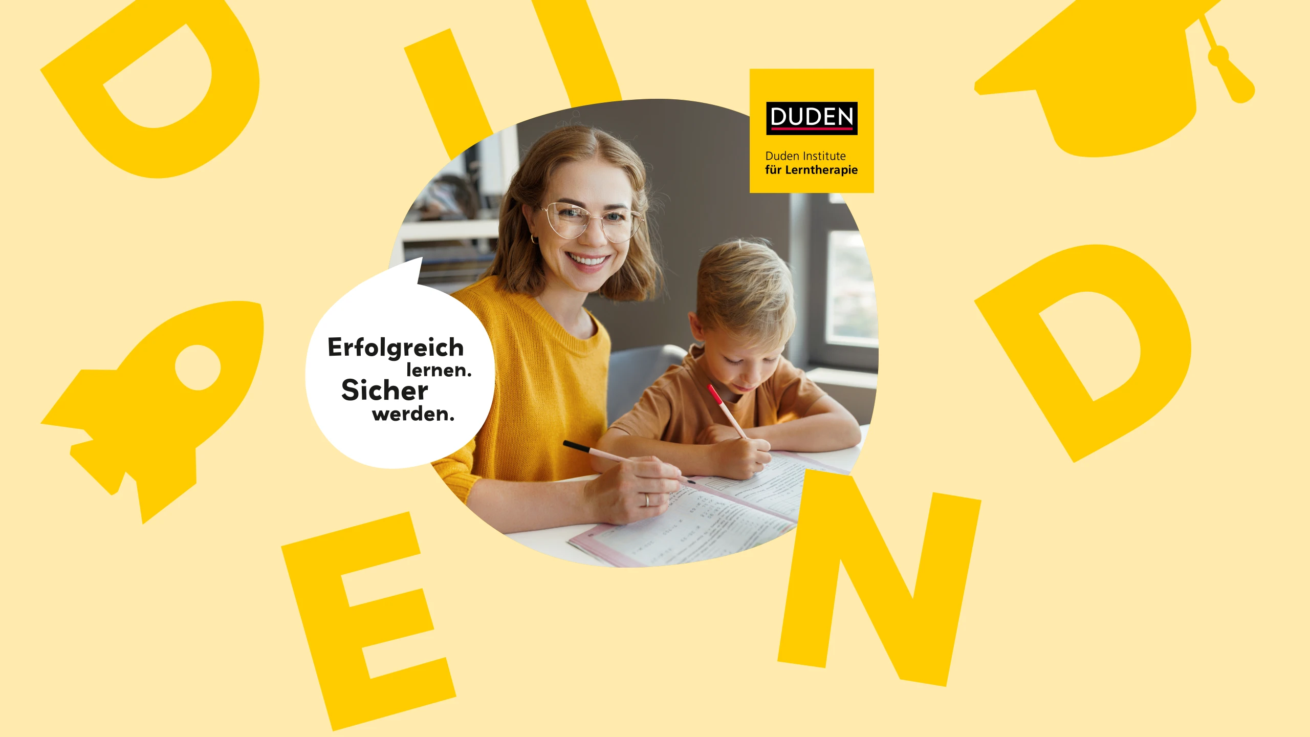 Lächelnde Lerntherapeutin begleitet ein schreibendes Kind, daneben die Sprechblase „Erfolgreich lernen. Sicher werden.