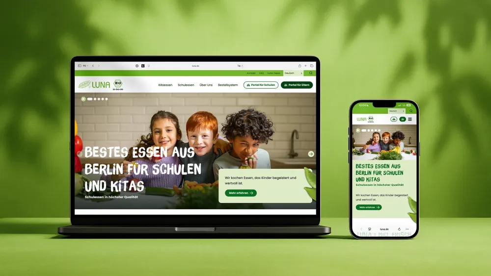 Die Website von Luna auf einem Laptop und einem Smartphone vor grünem Hintergrund, mit der Startseite und dem Titel „Bestes Essen aus Berlin für Schulen und Kitas".