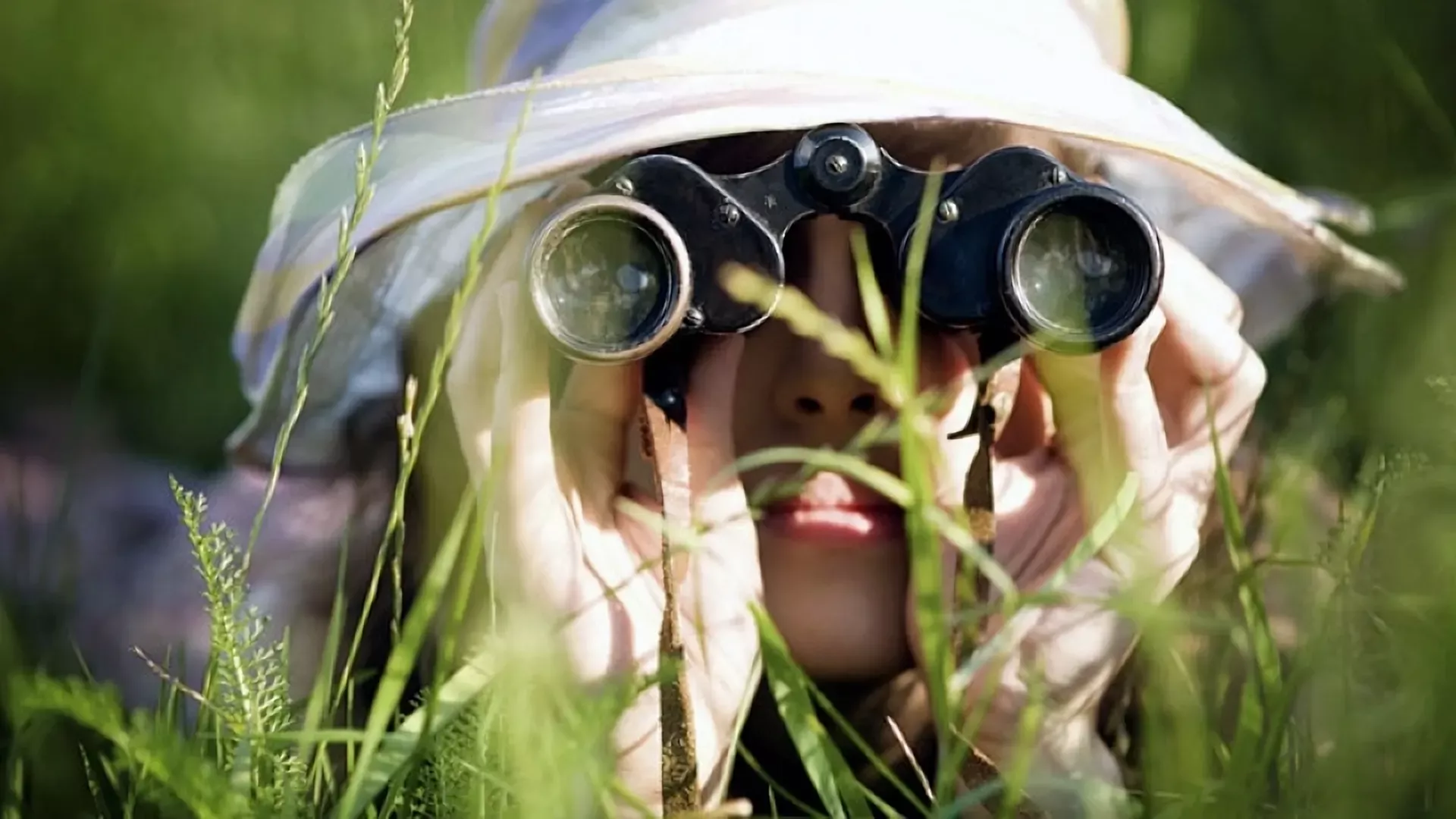 Insights 2013 | Frau mit Fernglas im Gras