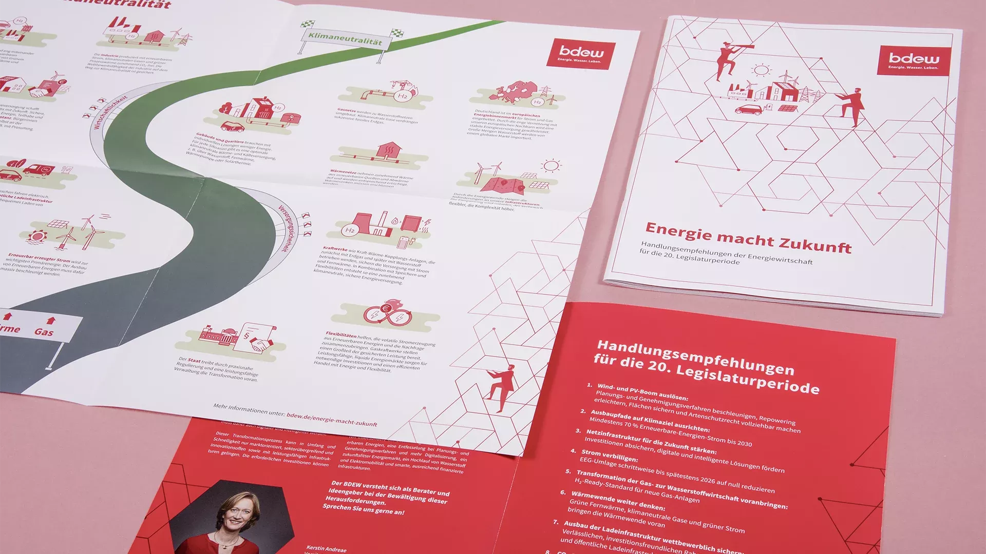 Nahaufnahme Broschüre & Plakat