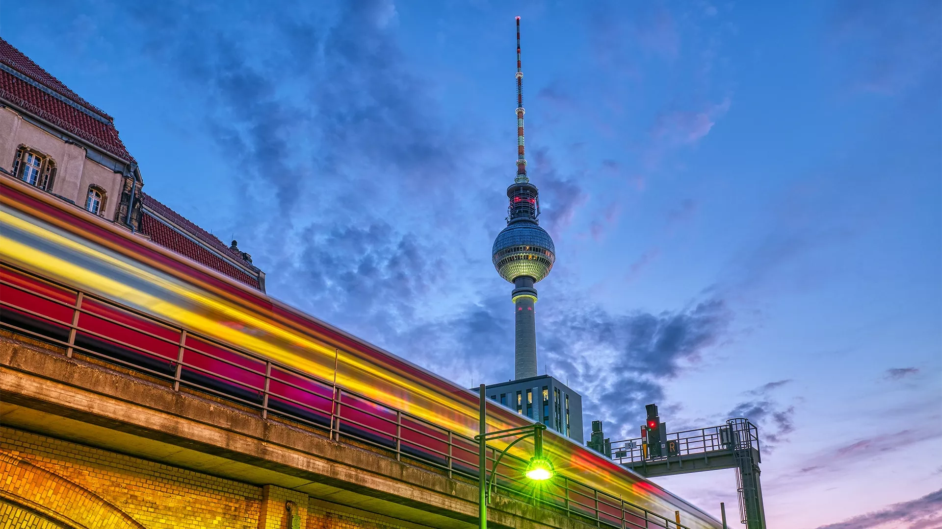 Berliner S-Bahn oberirdisch und Fernsehturm