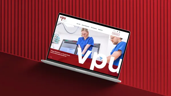 Laptop mit Ansicht der Website