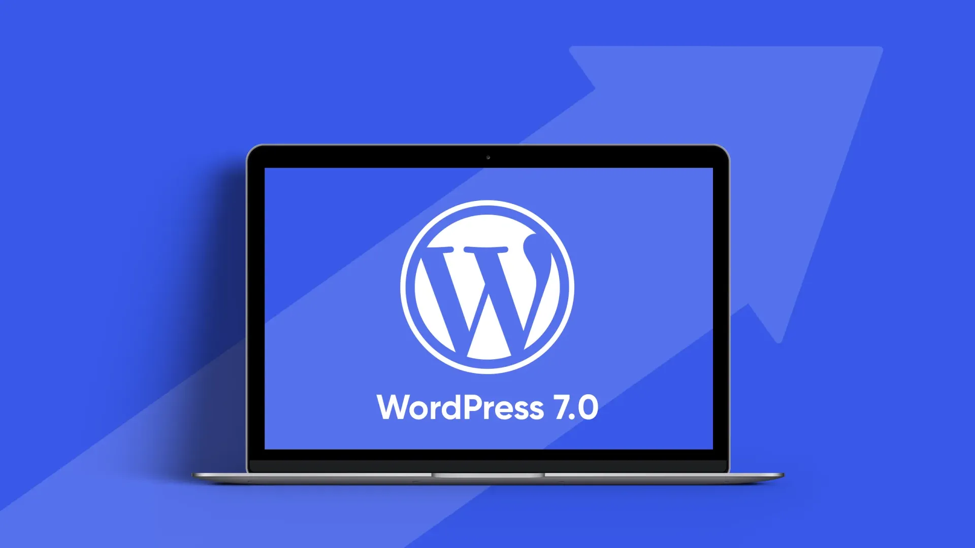 Laptop mit WordPress-7.0-Logo auf blauem Hintergrund mit Pfeil.