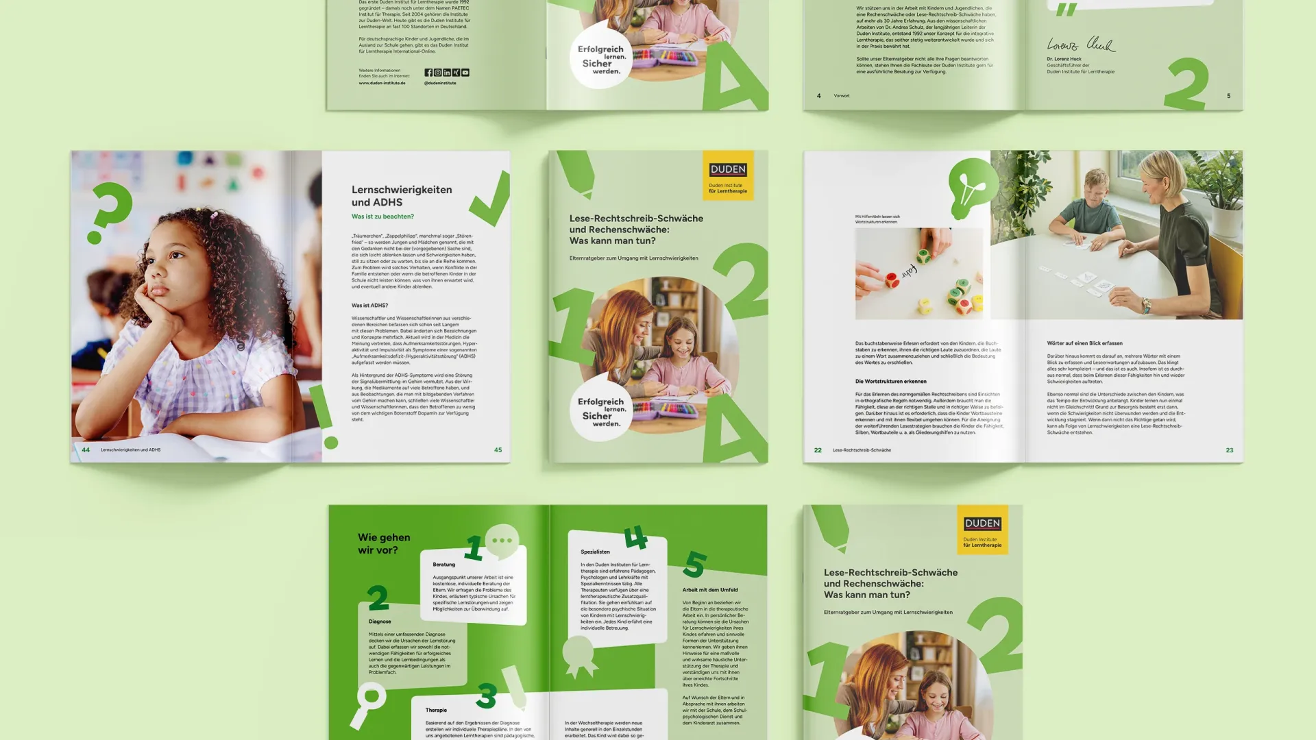 Mehrere aufgeschlagene Innenseiten und das Cover der Duden-Institute-Broschüre „Lese-Rechtschreib-Schwäche und Rechenschwäche: Was kann man tun?" mit Text und Fotos von lernenden Kindern.