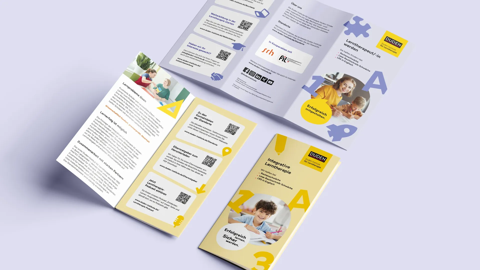 Zwei aufgefächerte DIN-lang-Flyer der Duden Institute für Lerntherapie zu den Themen „Integrative Lerntherapie" und „Lerntherapeut/-in werden", jeweils auf- und zugeklappt dargestellt.