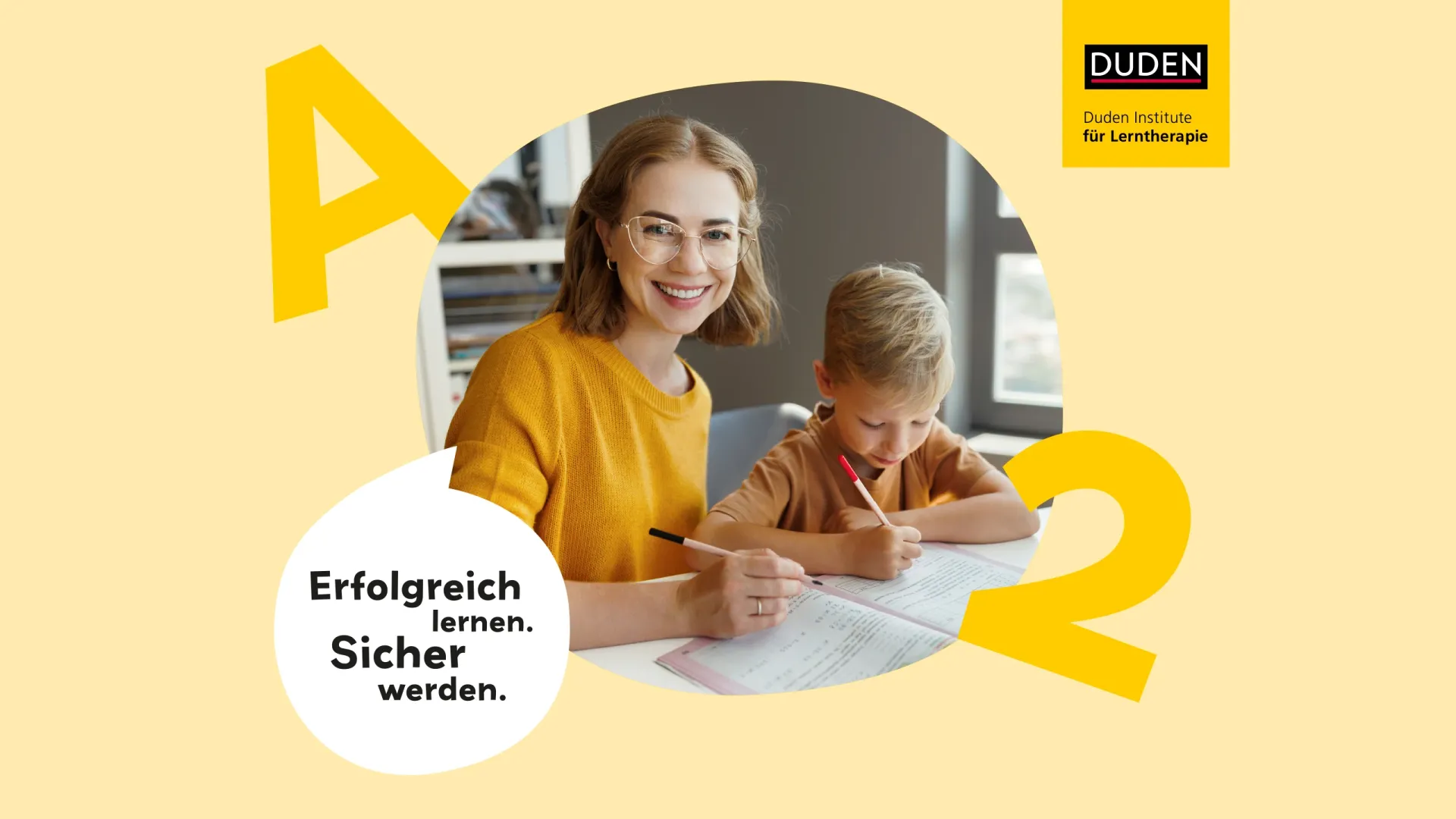 Werbemotiv der Duden Institute für Lerntherapie mit dem Slogan „Erfolgreich lernen. Sicher werden."; eine lächelnde Lerntherapeutin begleitet einen schreibenden Jungen am Tisch.