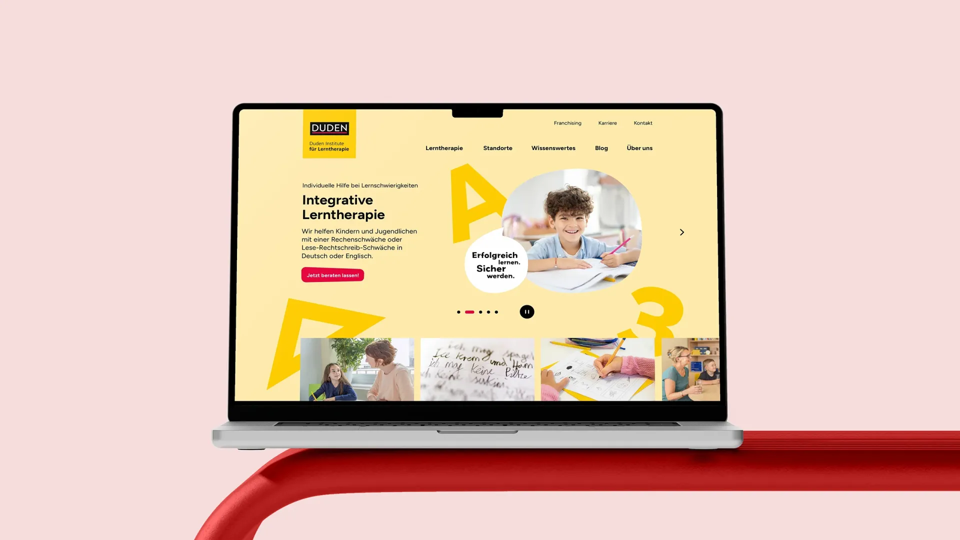 Laptop mit der Startseite der Website der Duden Institute für Lerntherapie zum Thema „Integrative Lerntherapie" mit einem lächelnden Kind und dem Button „Jetzt beraten lassen!".