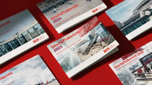 Mehrere Geschäftsberichte der Flughafen Berlin Brandenburg GmbH mit BER-Logo, aufgefächert auf rotem Hintergrund, darunter die Jahrgänge 2020, 2022, 2024 und 2025.
